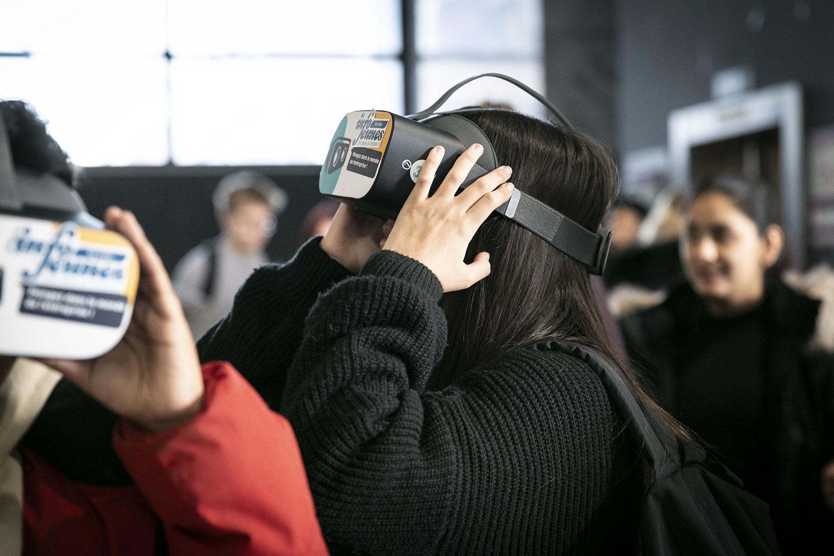 Jeunes avec casques de réalité viruelle CIJ