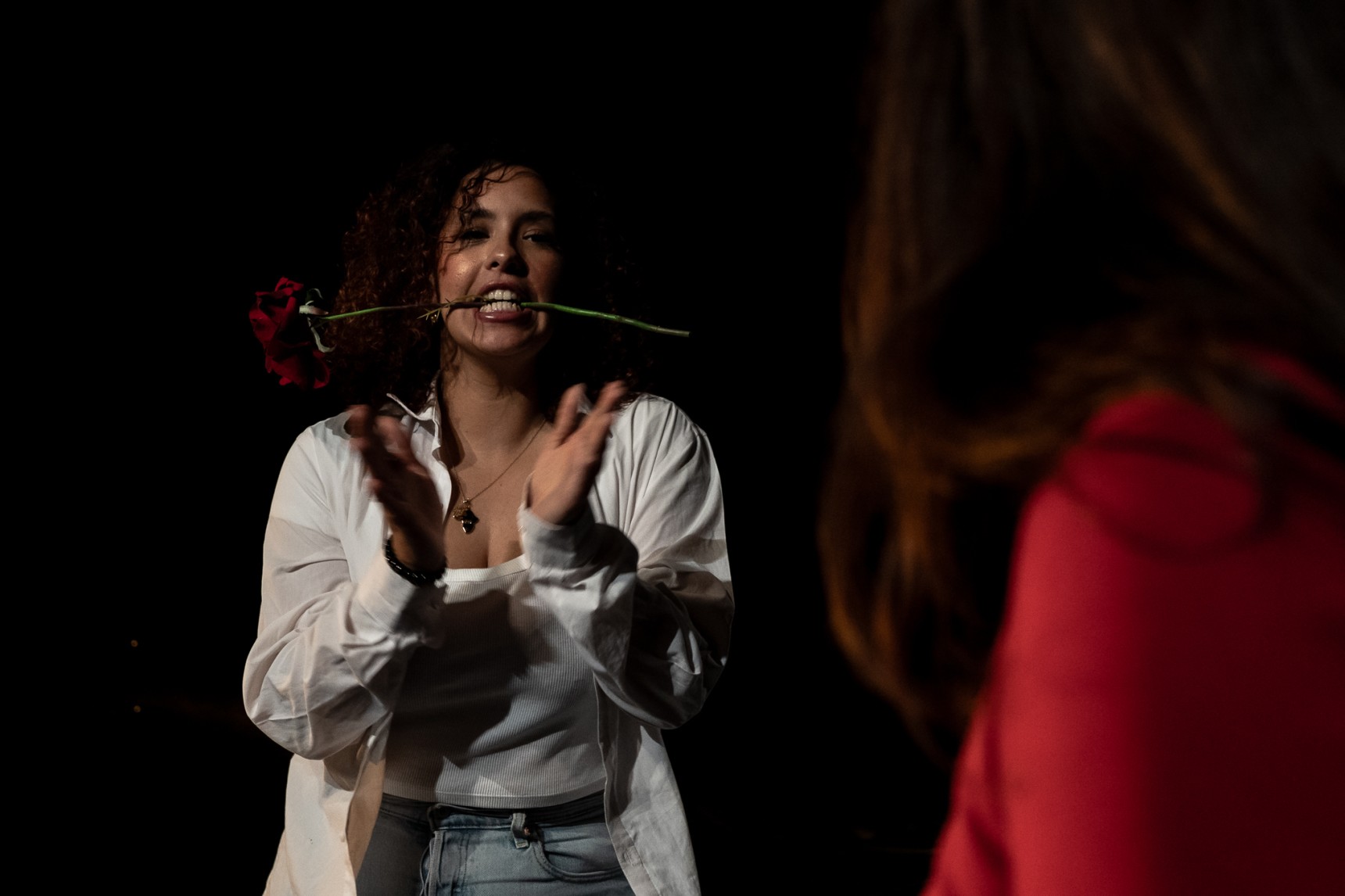 comédienne avec une rose dans la bouche