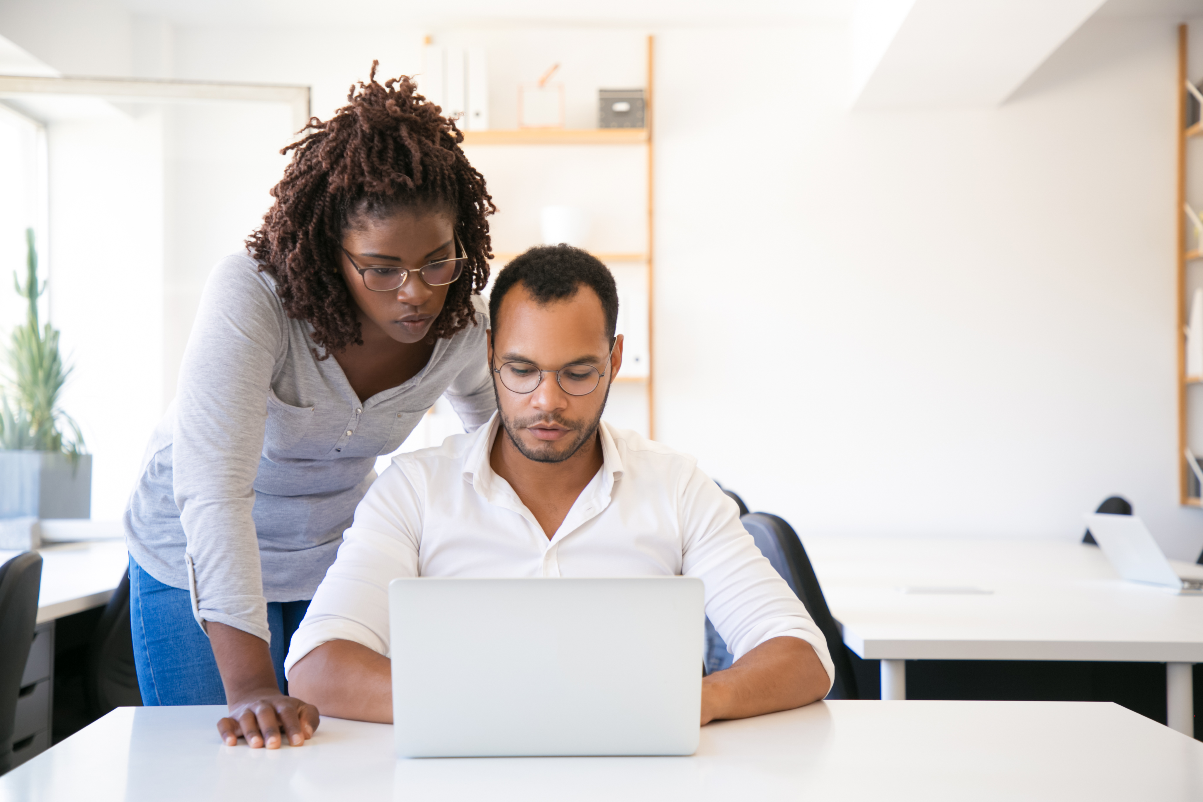 Rikolo corporate training. Наставник фото. Colleagues woman and man looking at Laptop. Looking at the Screen. Corporate Training rikolo November 2020.