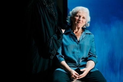 comédienne assise sur scène