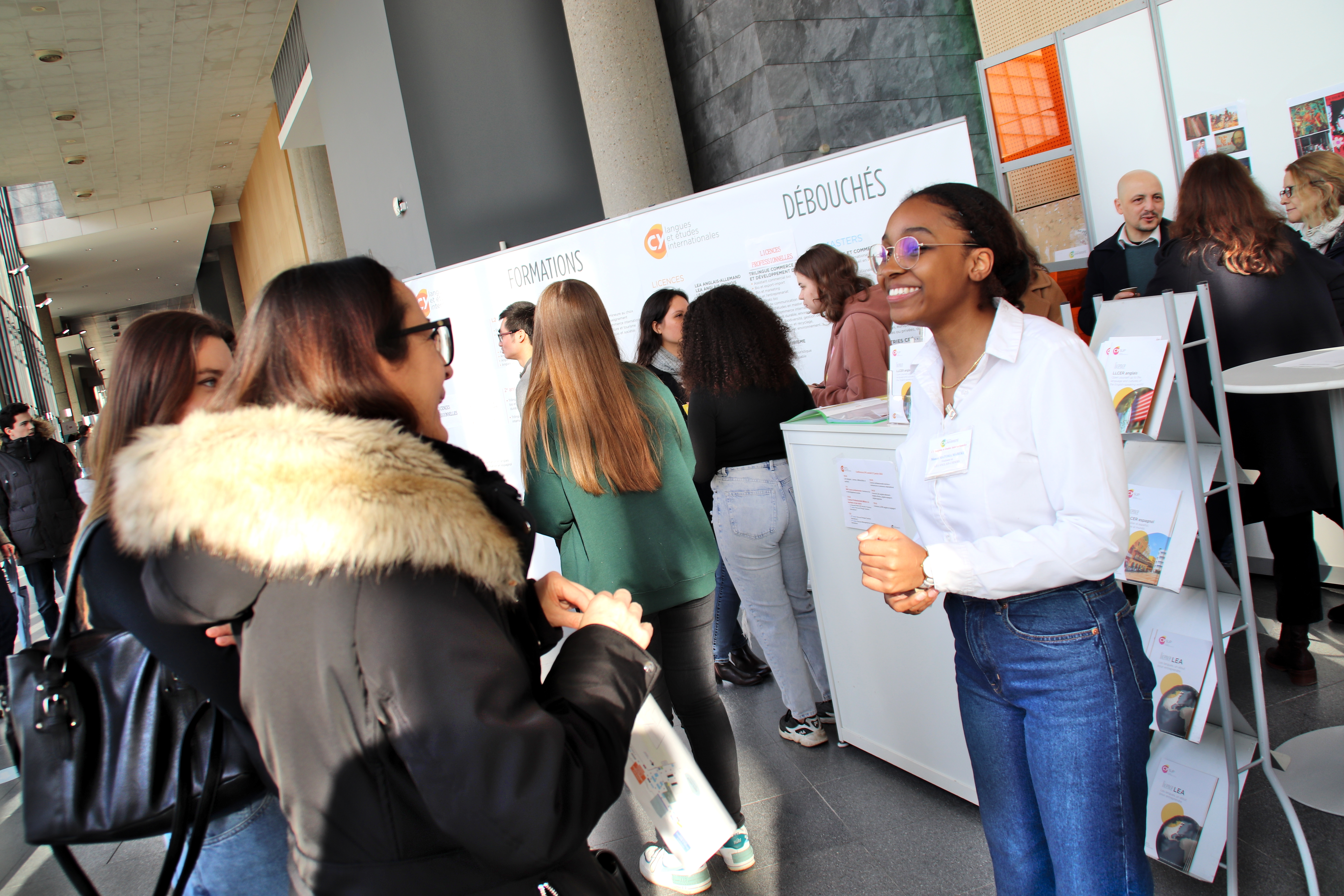 Les étudiants intéressés sont souvent venus accompagnés pour faire leur choix parmi les nombreuses formations proposées par CY Cergy Paris Université