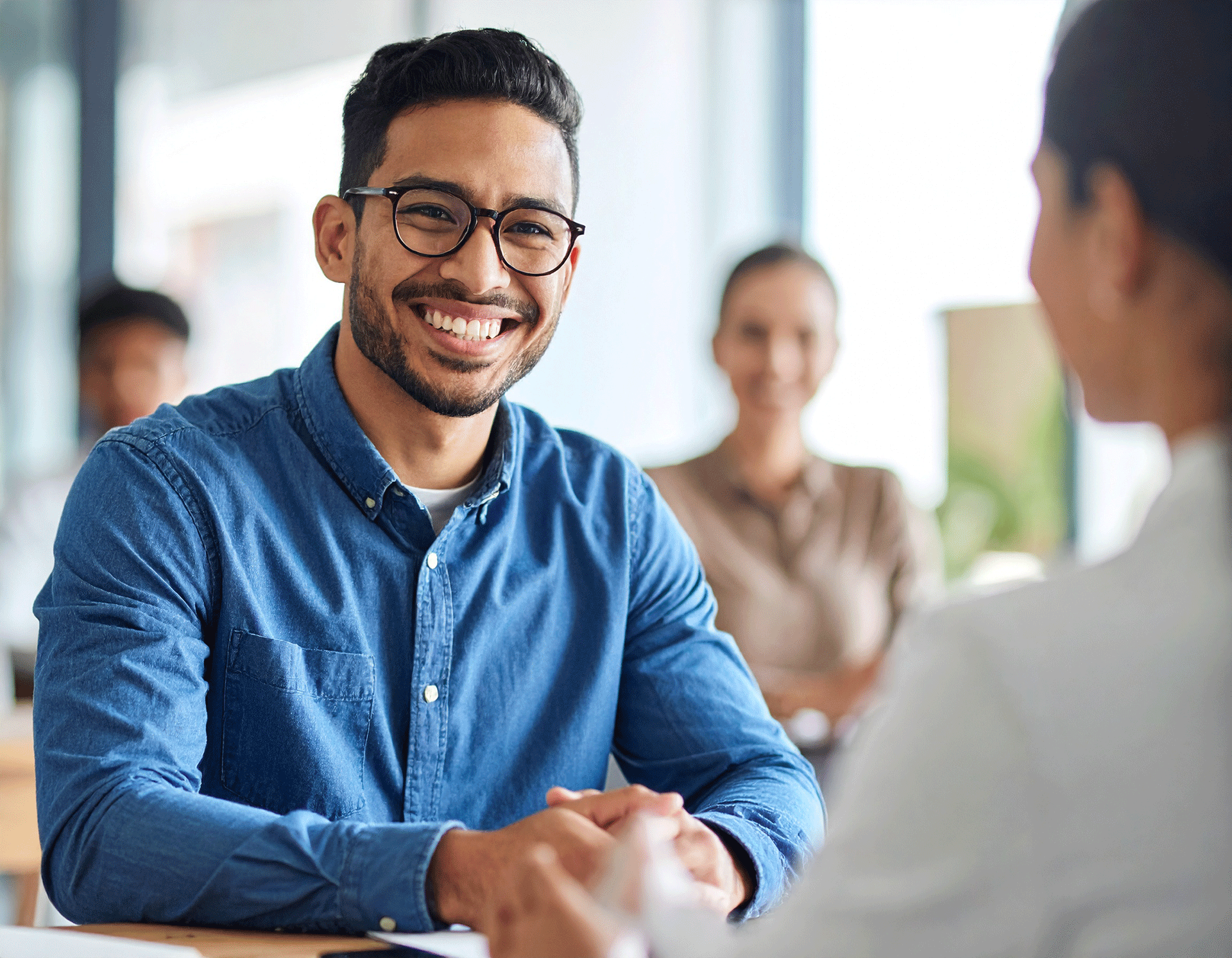 un étudiant souriant rencontre un recruteur
