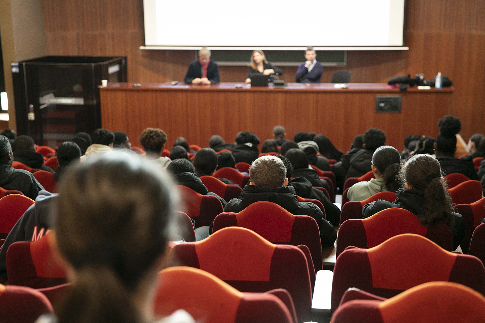 Des lycéens de dos dans un amphi