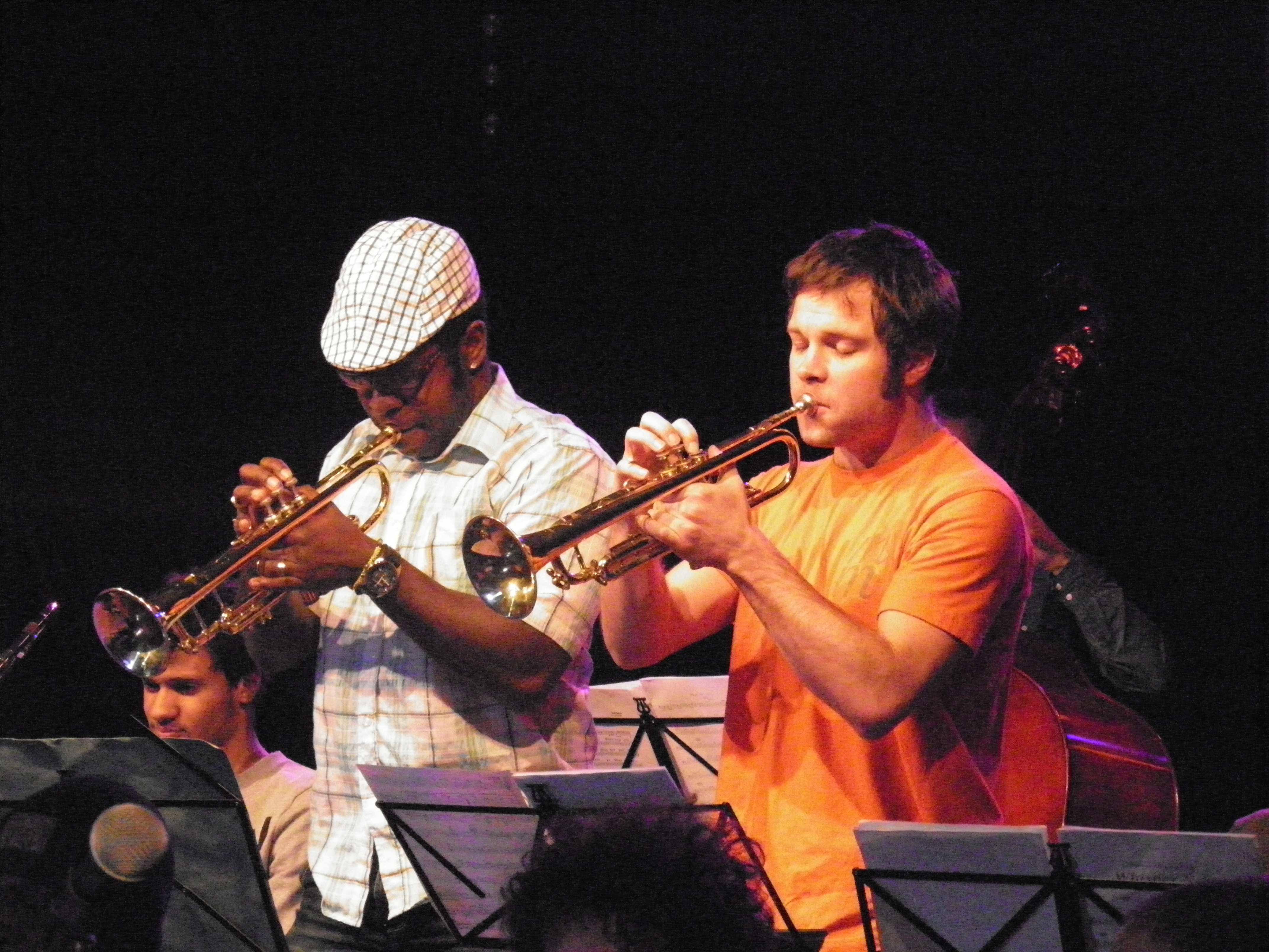 deux trompettistes du large band jouant à la 33 tour