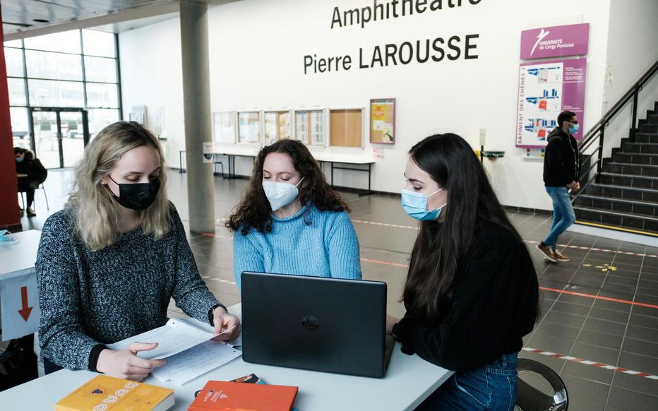 Elisa, Maëlle et Chiara ravies de se retrouver lundi 8 février à CY Cergy Paris Université.