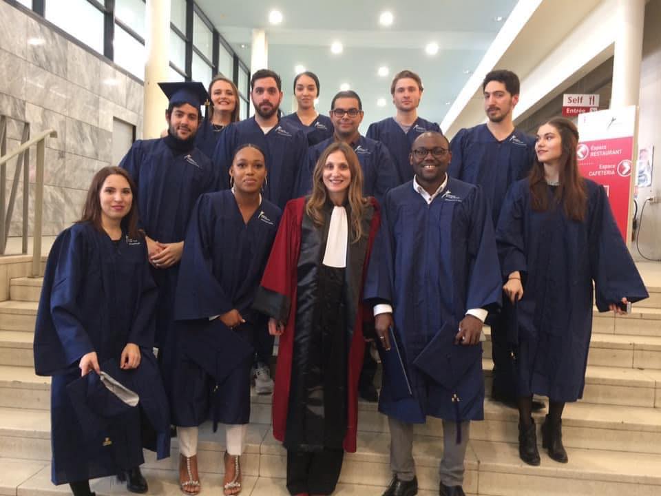 Inès Chouk entourée de ses étudiants du Master Technologies de l’information pour le Marketing et le Management, à la cérémonie de remise des diplômes de l'université de Cergy-Pontoise en 2018.