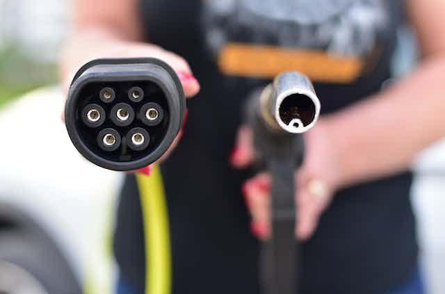 Qui change de voiture aujourd’hui se posera sans doute la question : essence ou électrique ? Shutterstock