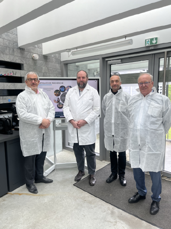 Visite des laboratoires CY Cergy Paris Université par le maire d'Argenteuil