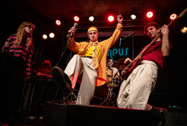 Le groupe Éclipse sur la scène de la 33 Tour