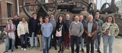 Les représentants du consortium posent devant d'anciennes machines minières au centre historique minier de Lewarde