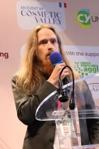 En conférence à COMET 2025, coorganisé CY et Cosmetic Valley