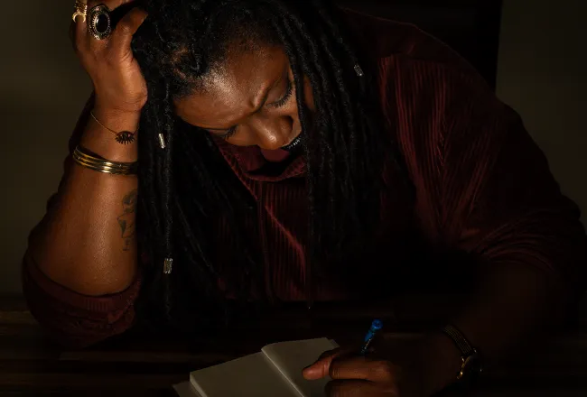 Photo de l'artiste Syamka en train d'écrire