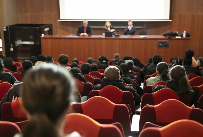 Des lycéens dans un amphithéâtre de CY