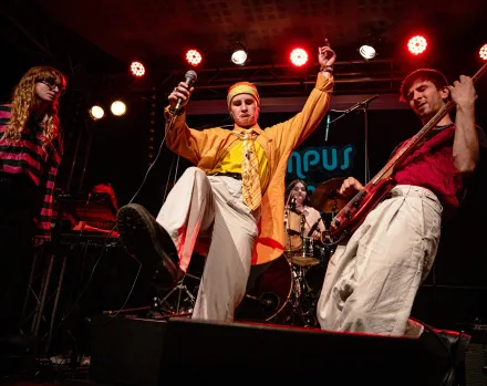 Le groupe Éclipse sur la scène de la 33 Tour