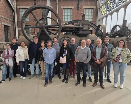 Les représentants du consortium posent devant d'anciennes machines minières au centre historique minier de Lewarde